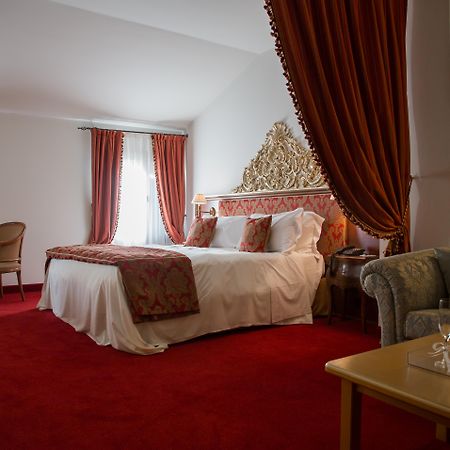 Hotel Villa Condulmer Mogliano Veneto Bagian luar foto A suite at the hotel