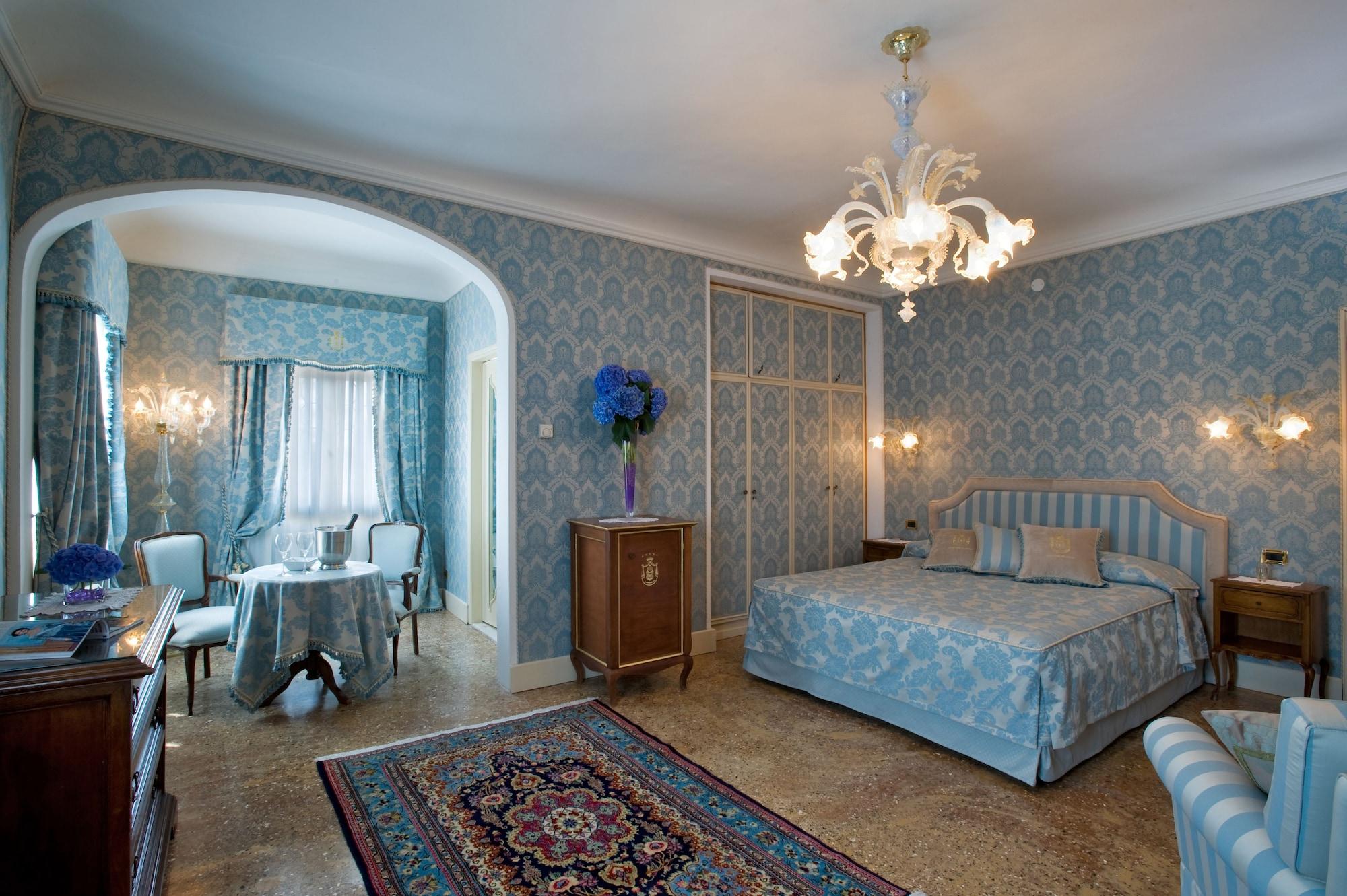 Hotel Villa Condulmer Mogliano Veneto Ruang foto A suite at the Excelsior