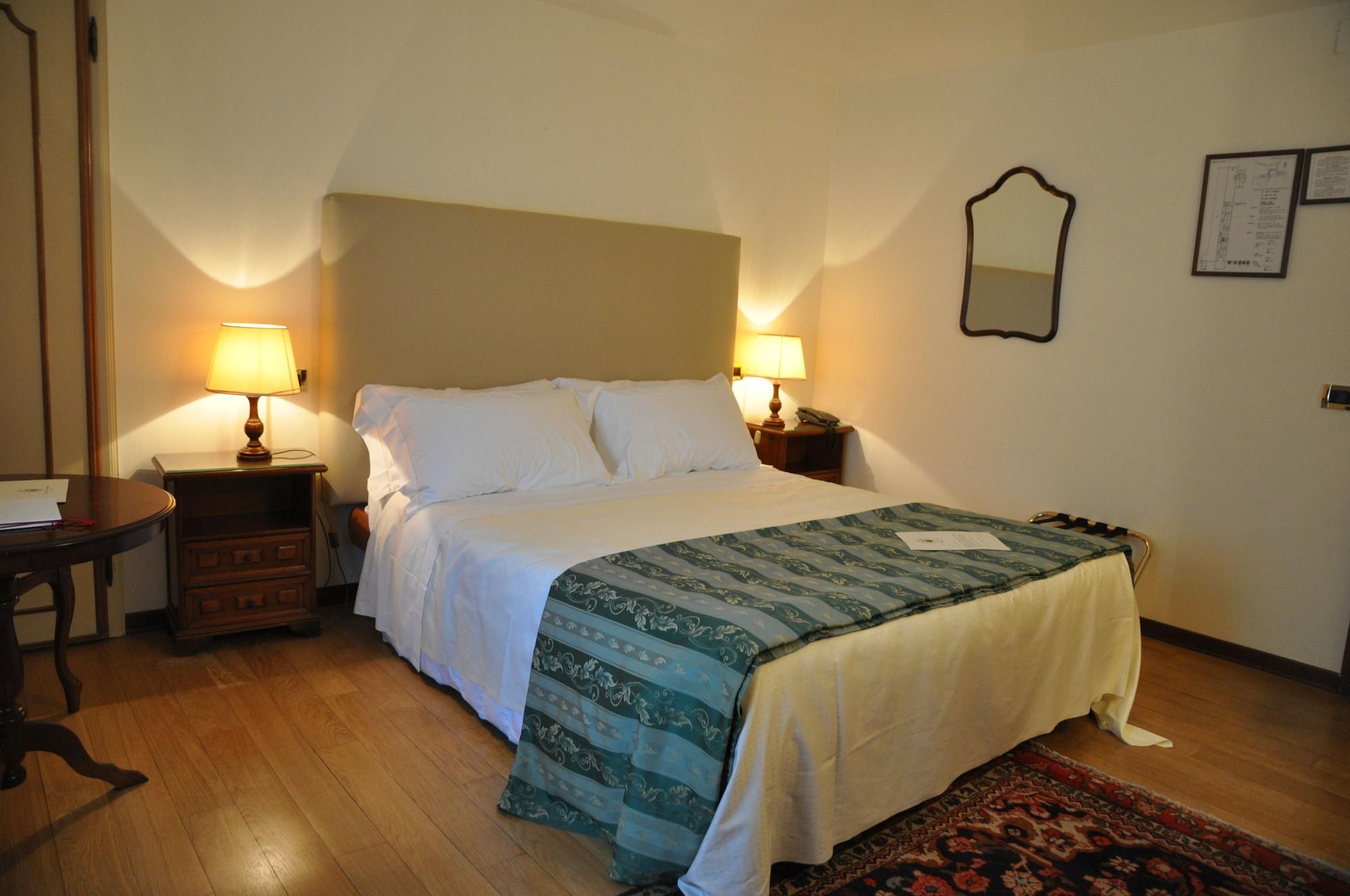 Hotel Villa Condulmer Mogliano Veneto Bagian luar foto A guest room at the hotel