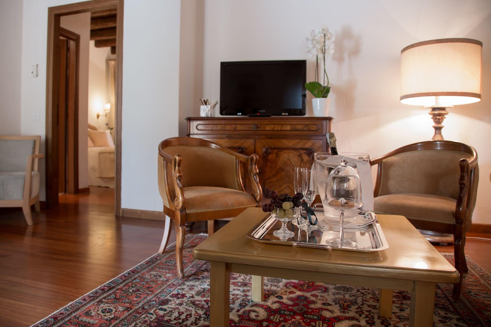 Hotel Villa Condulmer Mogliano Veneto Bagian luar foto A room at the hotel