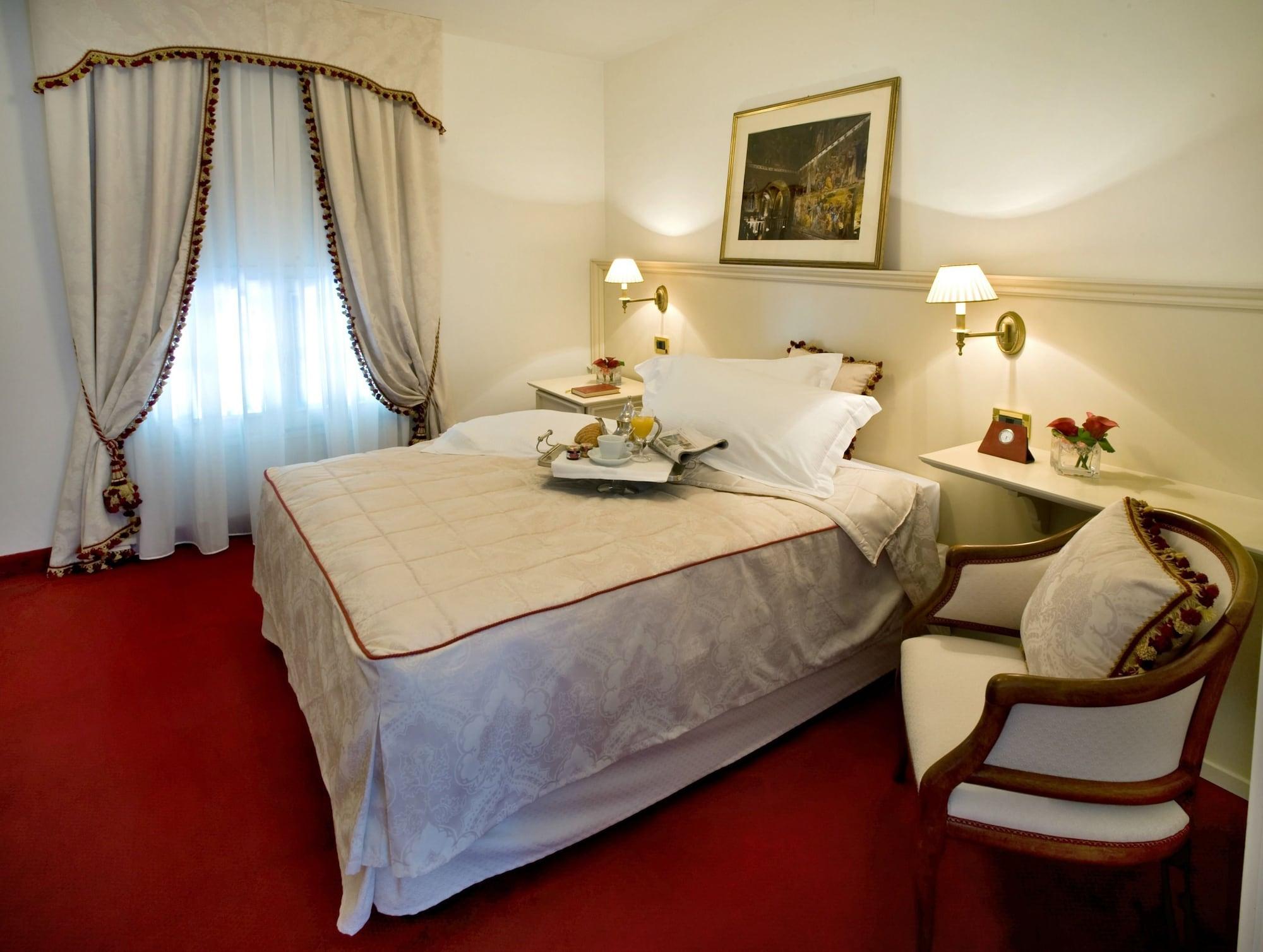 Hotel Villa Condulmer Mogliano Veneto Bagian luar foto A room at the hotel