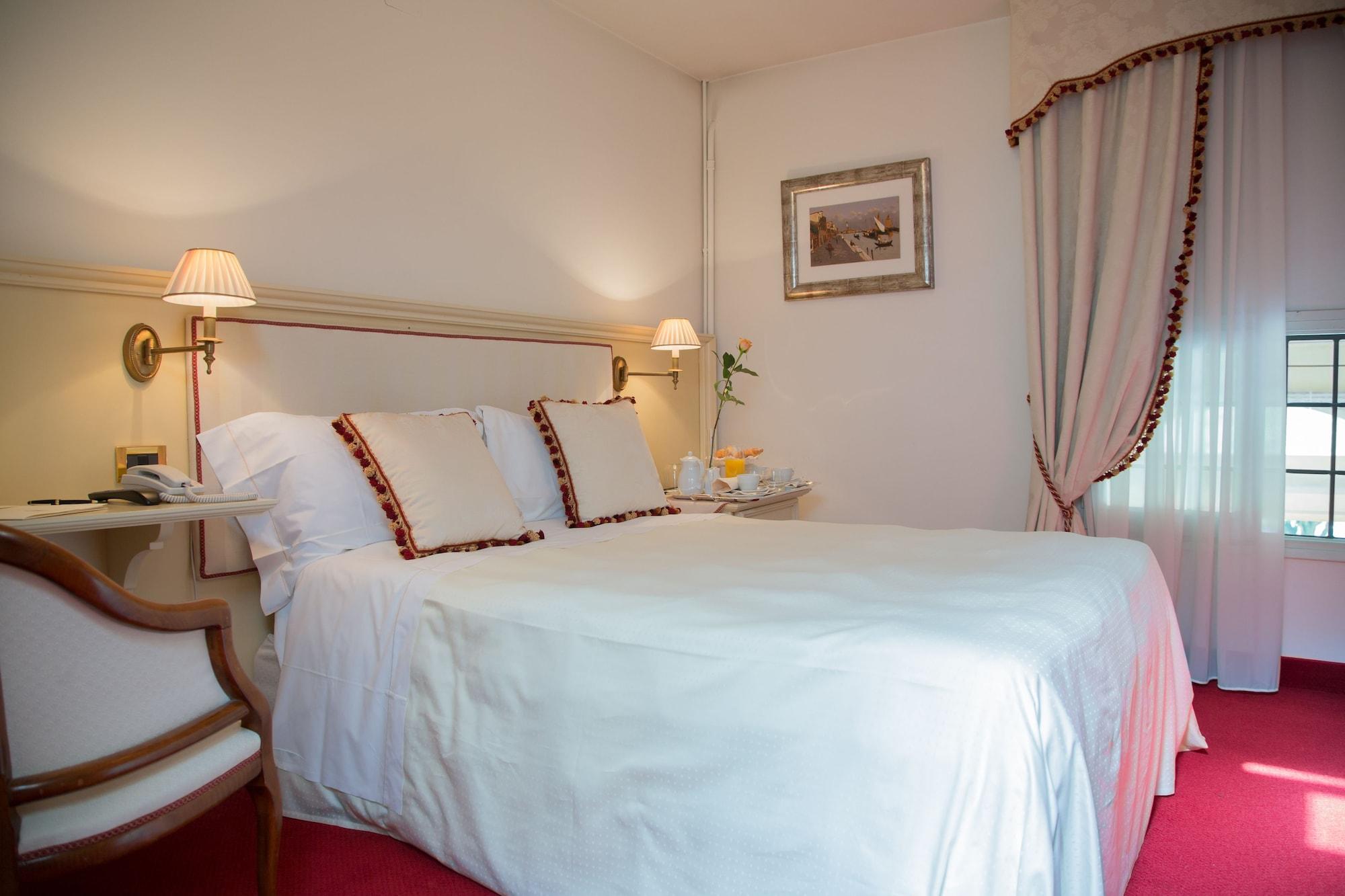 Hotel Villa Condulmer Mogliano Veneto Bagian luar foto A room at the hotel