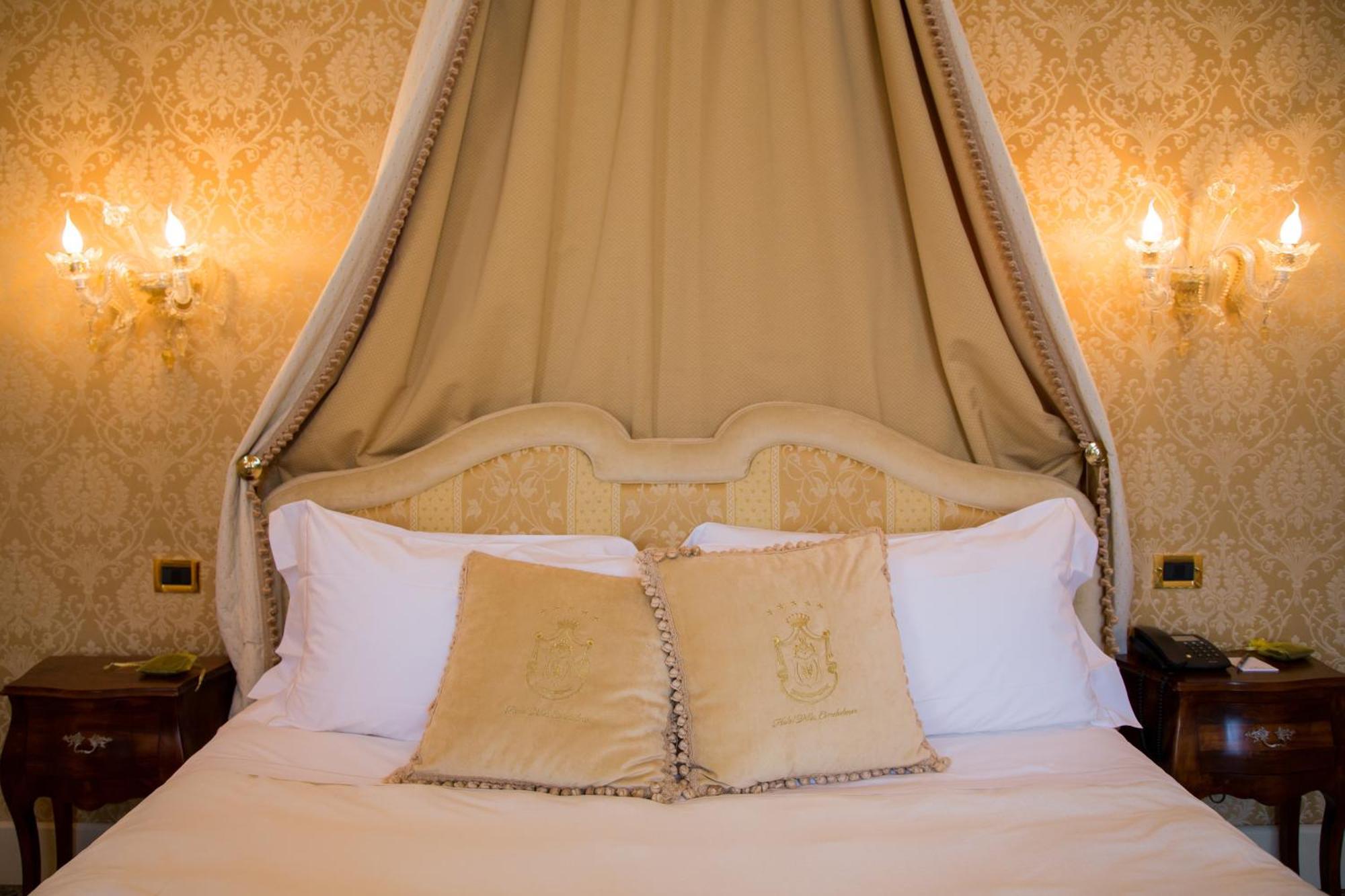 Hotel Villa Condulmer Mogliano Veneto Ruang foto A bed with a four-poster
