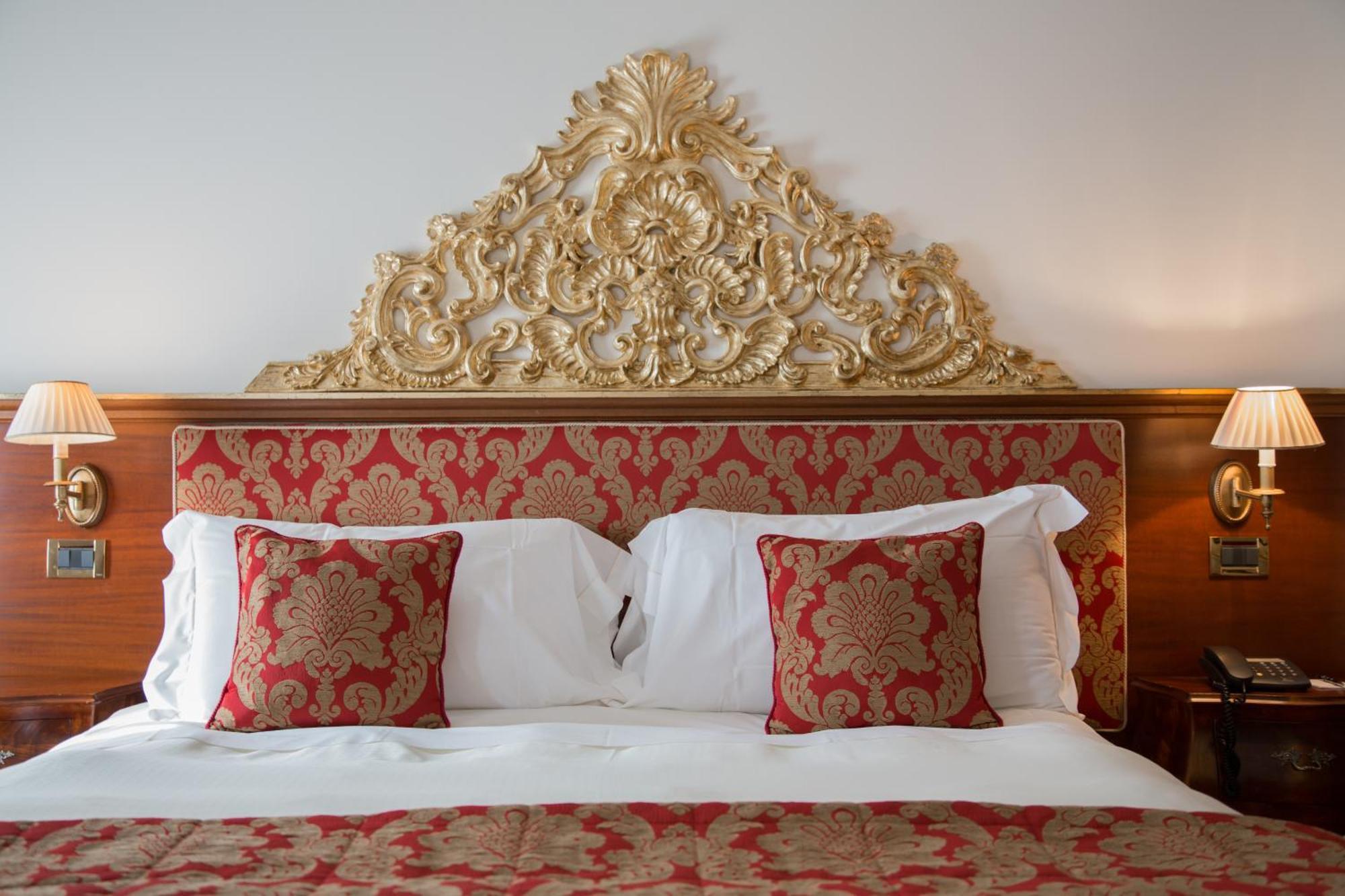 Hotel Villa Condulmer Mogliano Veneto Ruang foto A bed with a headboard