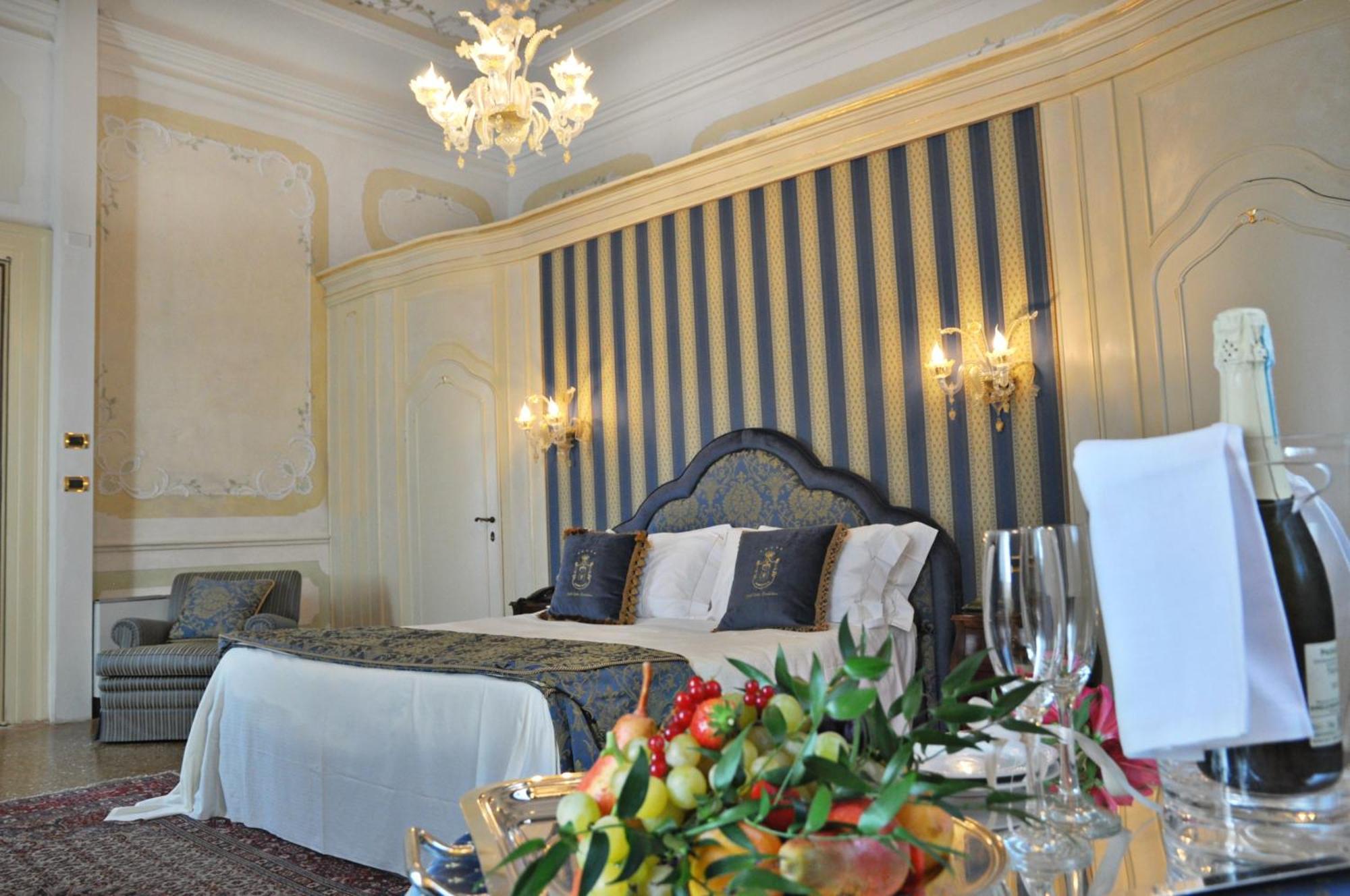 Hotel Villa Condulmer Mogliano Veneto Ruang foto A suite at the hotel