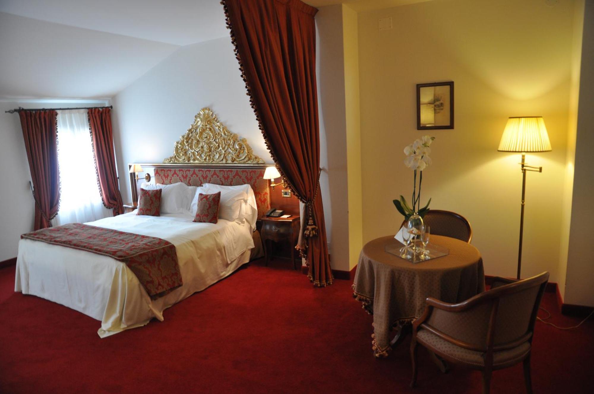 Hotel Villa Condulmer Mogliano Veneto Ruang foto A room at the hotel
