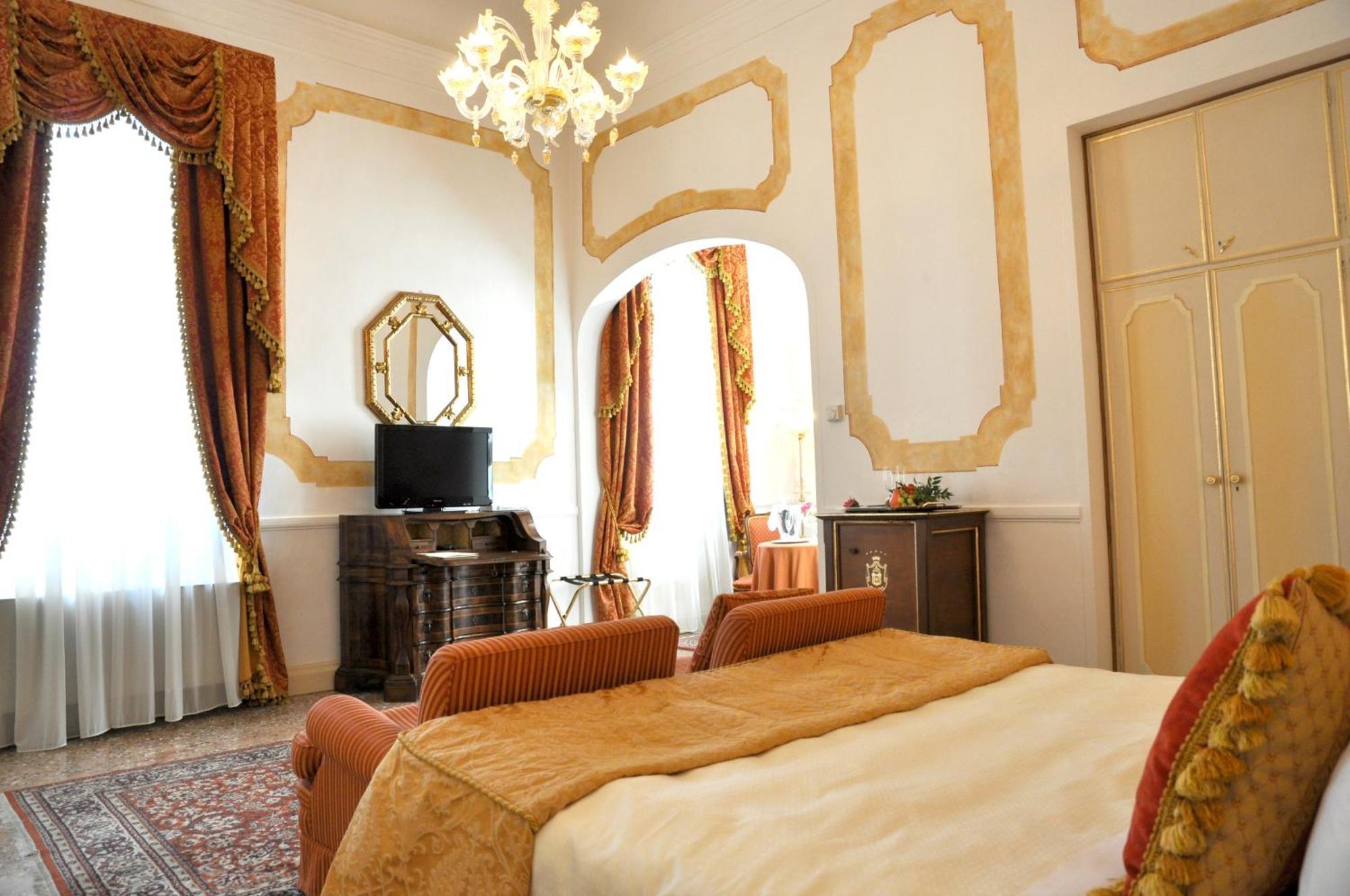 Hotel Villa Condulmer Mogliano Veneto Ruang foto A room at the hotel