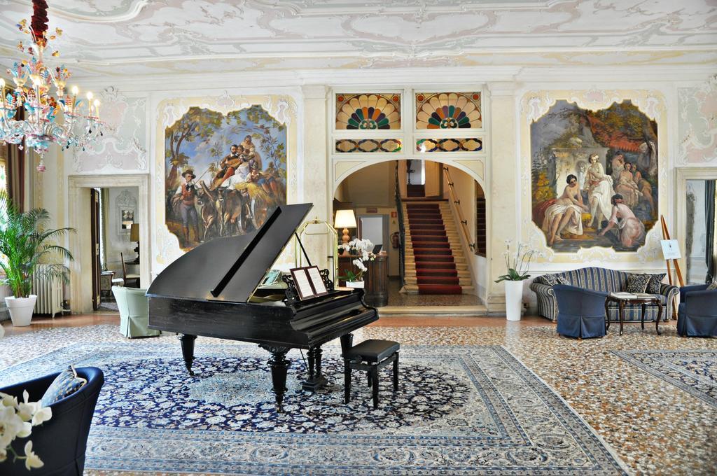 Hotel Villa Condulmer Mogliano Veneto Bagian luar foto The interior of the villa