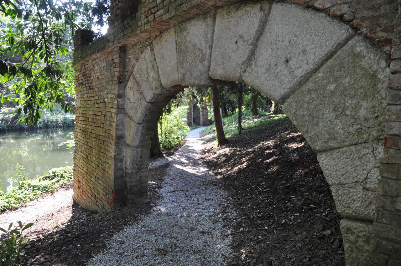 Hotel Villa Condulmer Mogliano Veneto Bagian luar foto The old bridge over the river