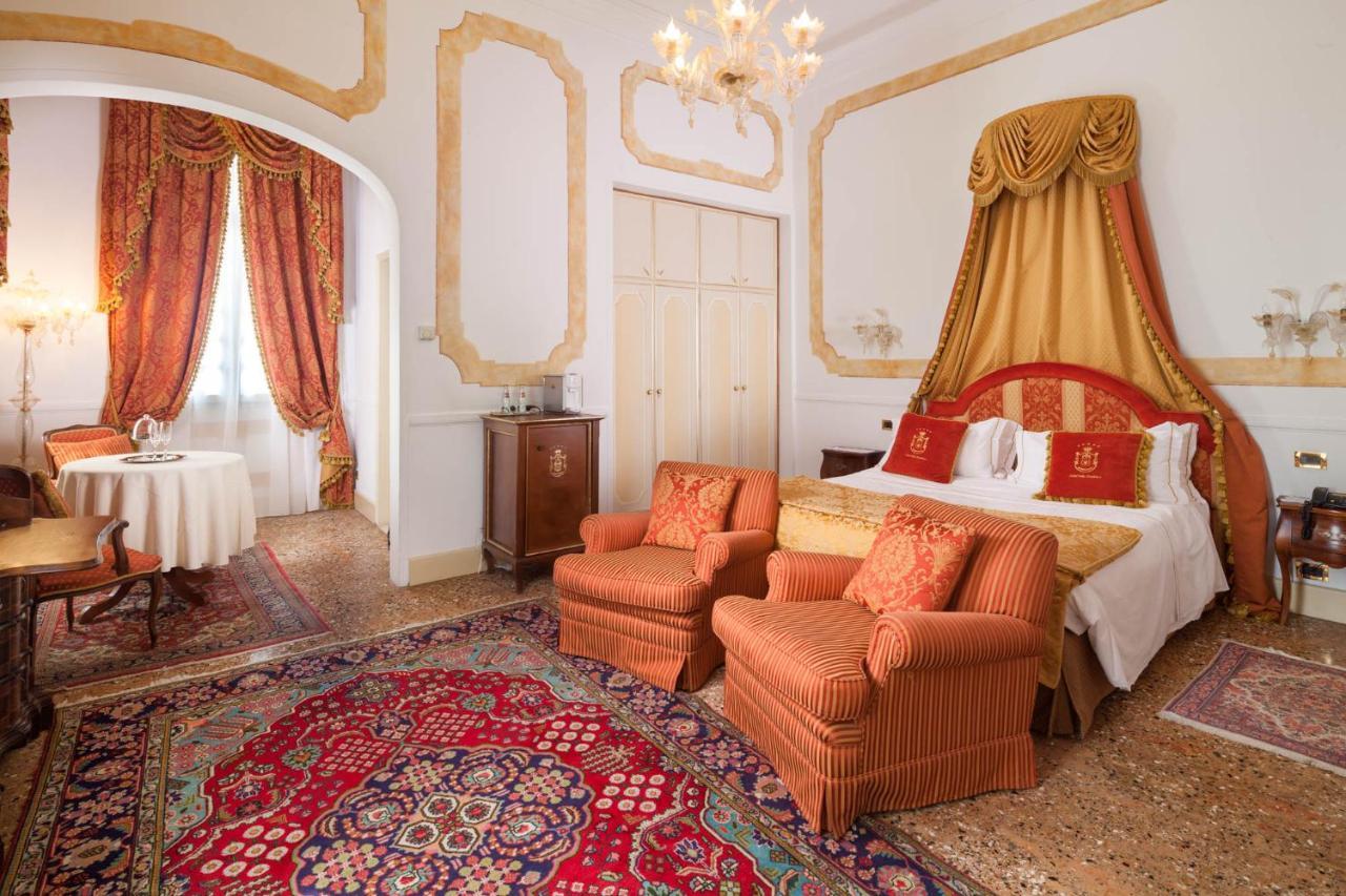 Hotel Villa Condulmer Mogliano Veneto Bagian luar foto A room at the hotel