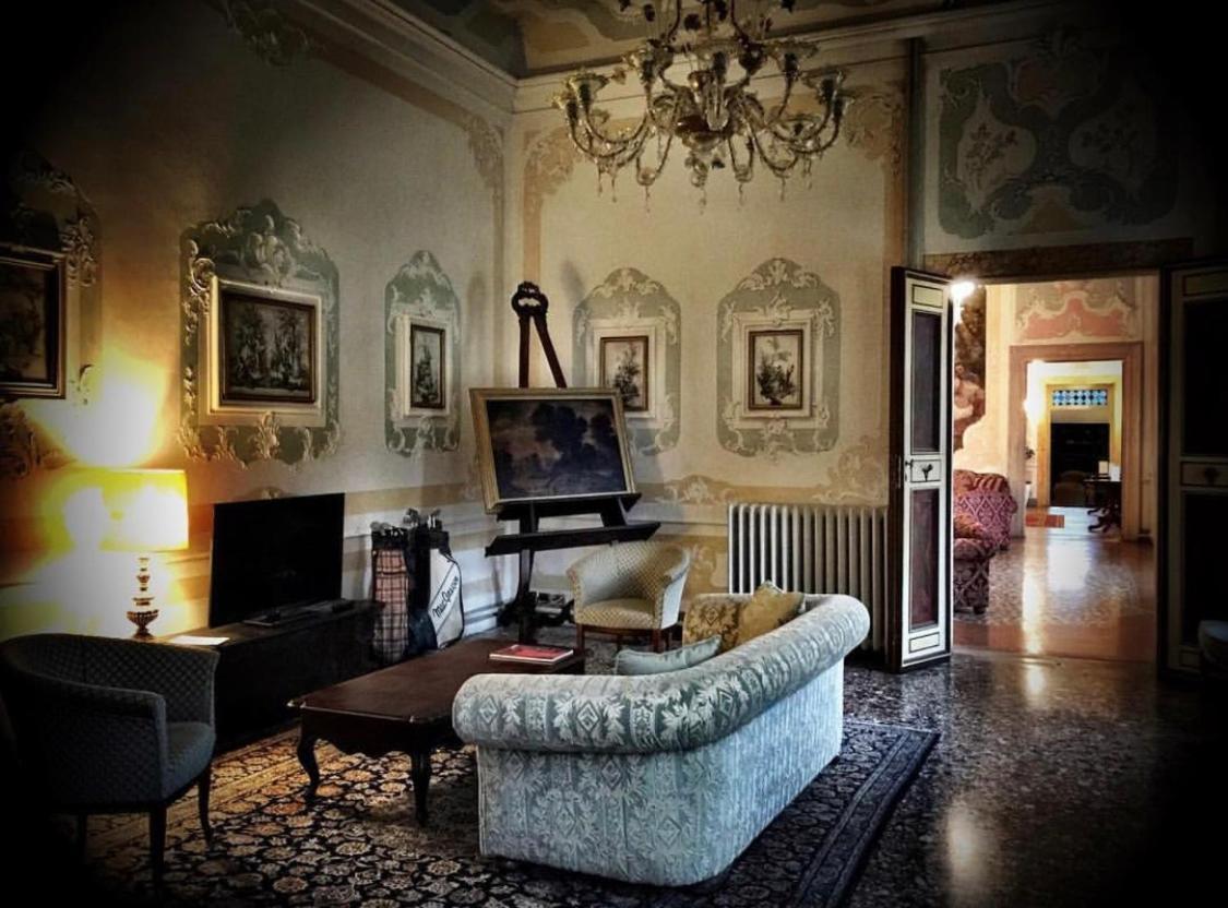 Hotel Villa Condulmer Mogliano Veneto Bagian luar foto The interior of the villa