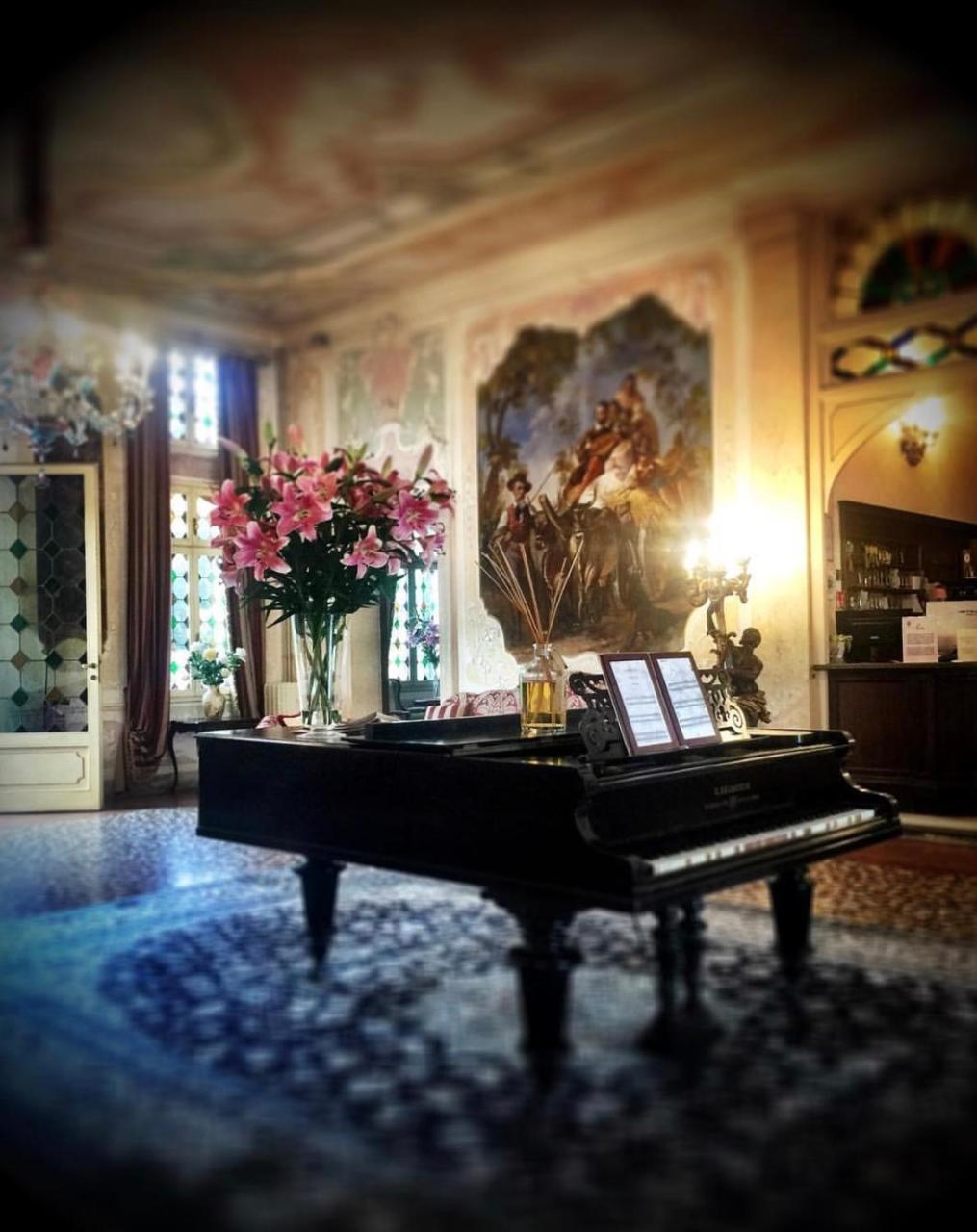 Hotel Villa Condulmer Mogliano Veneto Bagian luar foto The piano in the living room of the house
