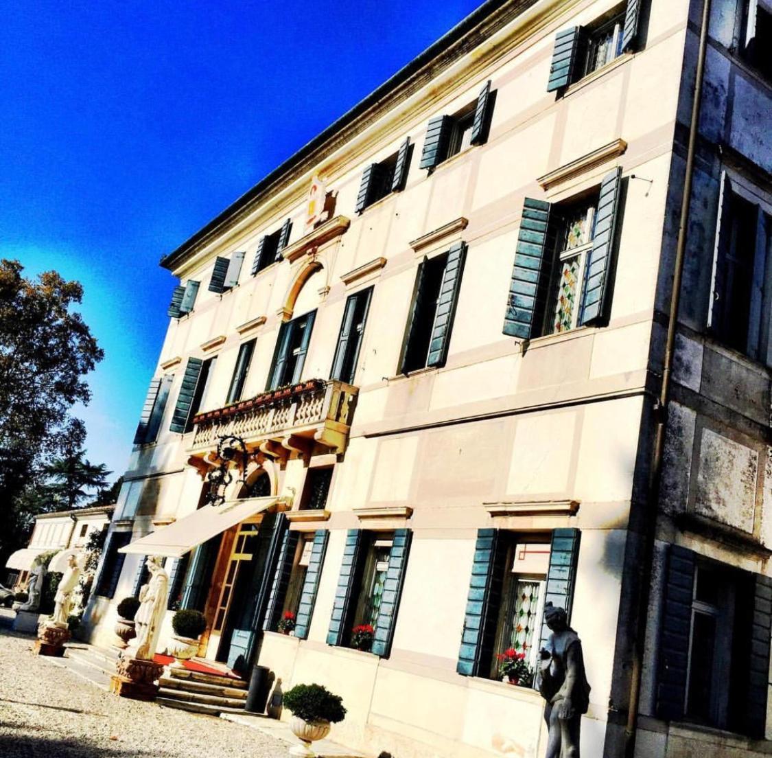 Hotel Villa Condulmer Mogliano Veneto Bagian luar foto The house of the poet in the town of San Vittore Olona