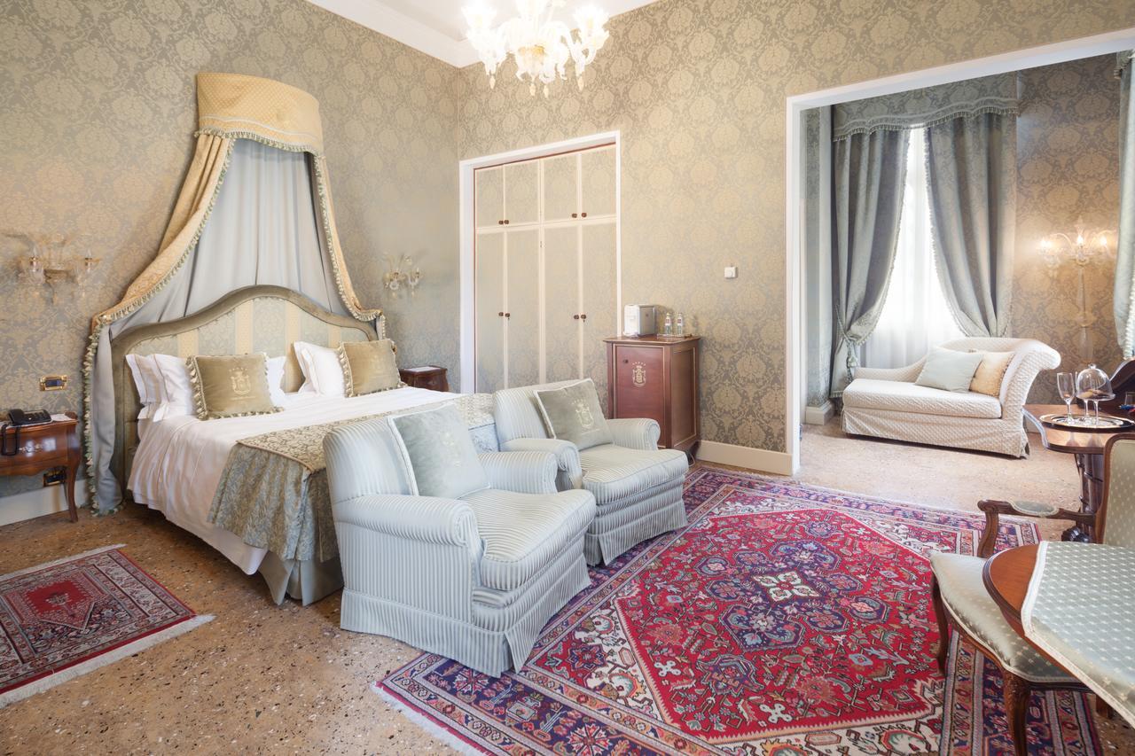 Hotel Villa Condulmer Mogliano Veneto Bagian luar foto A suite at the Hotel Excelsior