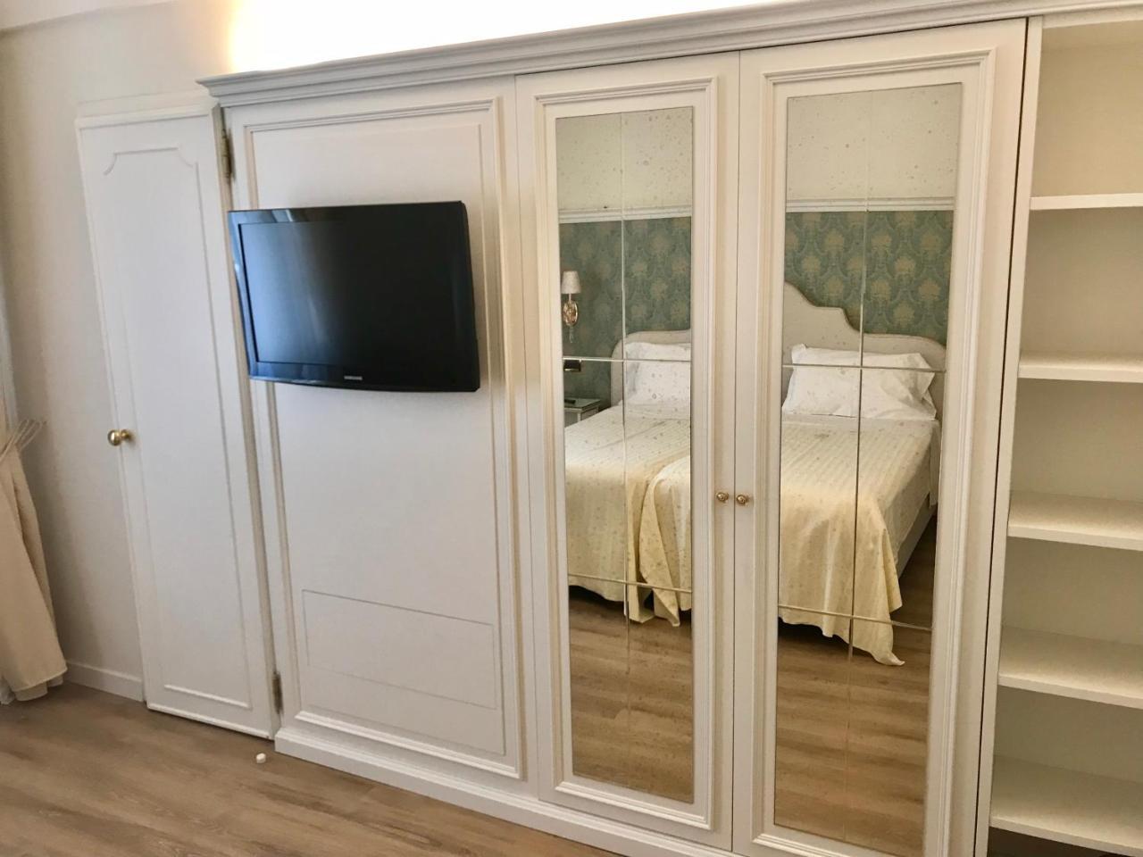 Hotel Villa Condulmer Mogliano Veneto Bagian luar foto A mirrored armoire