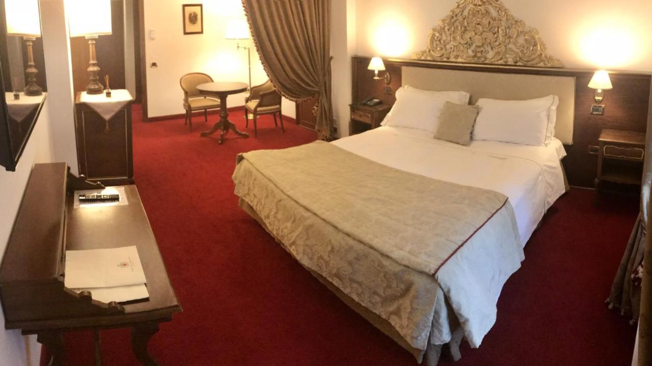 Hotel Villa Condulmer Mogliano Veneto Bagian luar foto A room at the hotel