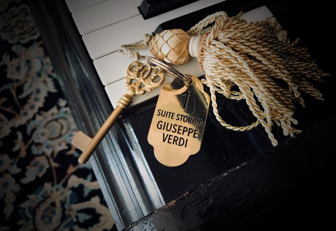 Hotel Villa Condulmer Mogliano Veneto Bagian luar foto The key to the suite of Giuseppe Verdi at the Hotel de l'Europe