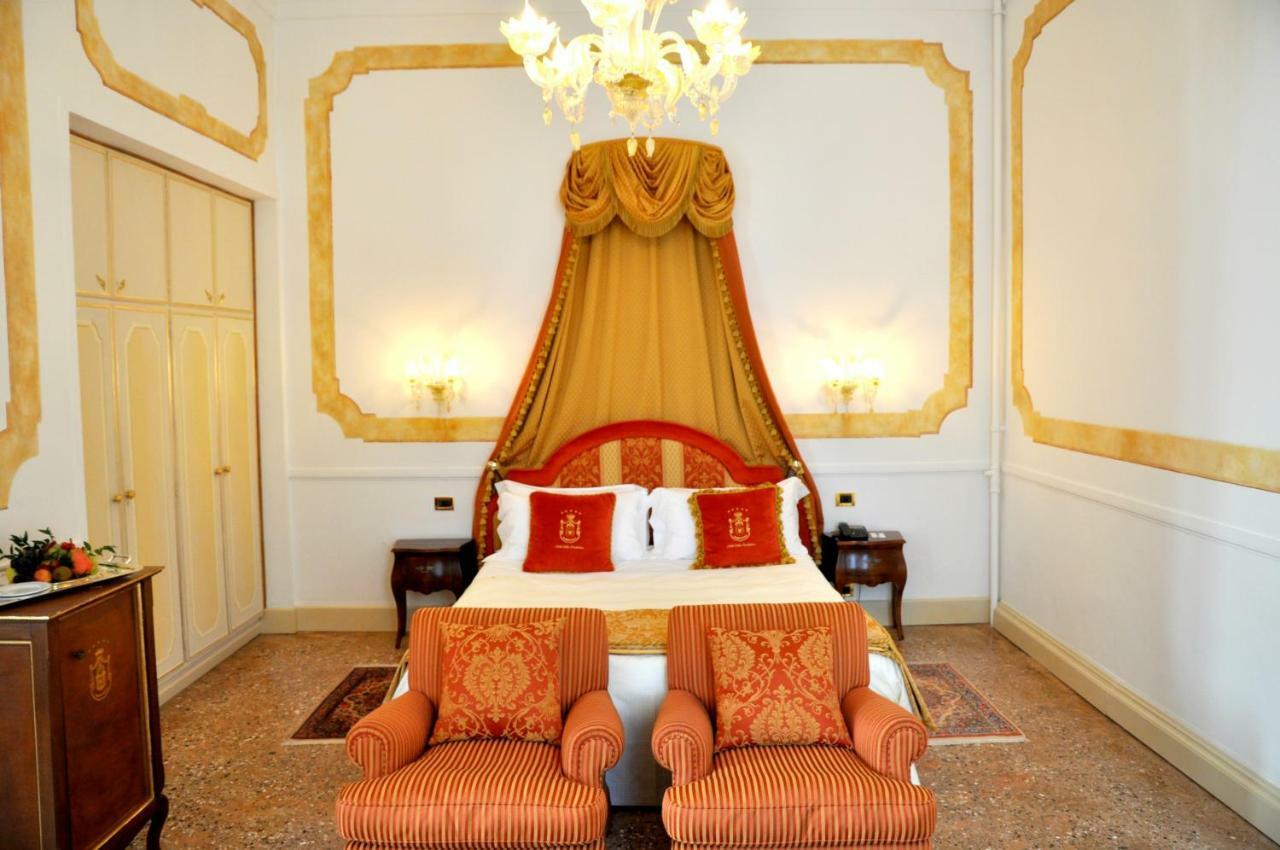 Hotel Villa Condulmer Mogliano Veneto Bagian luar foto A room at the hotel